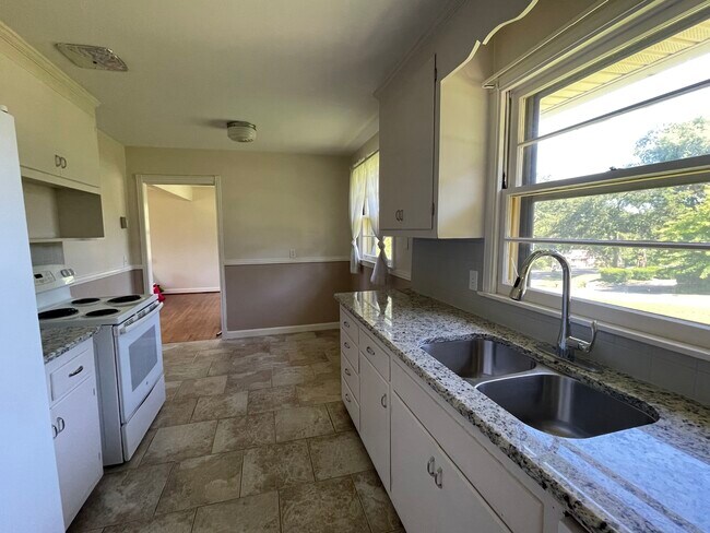 Breakfast Nook - 2800 Glenoaks Dr