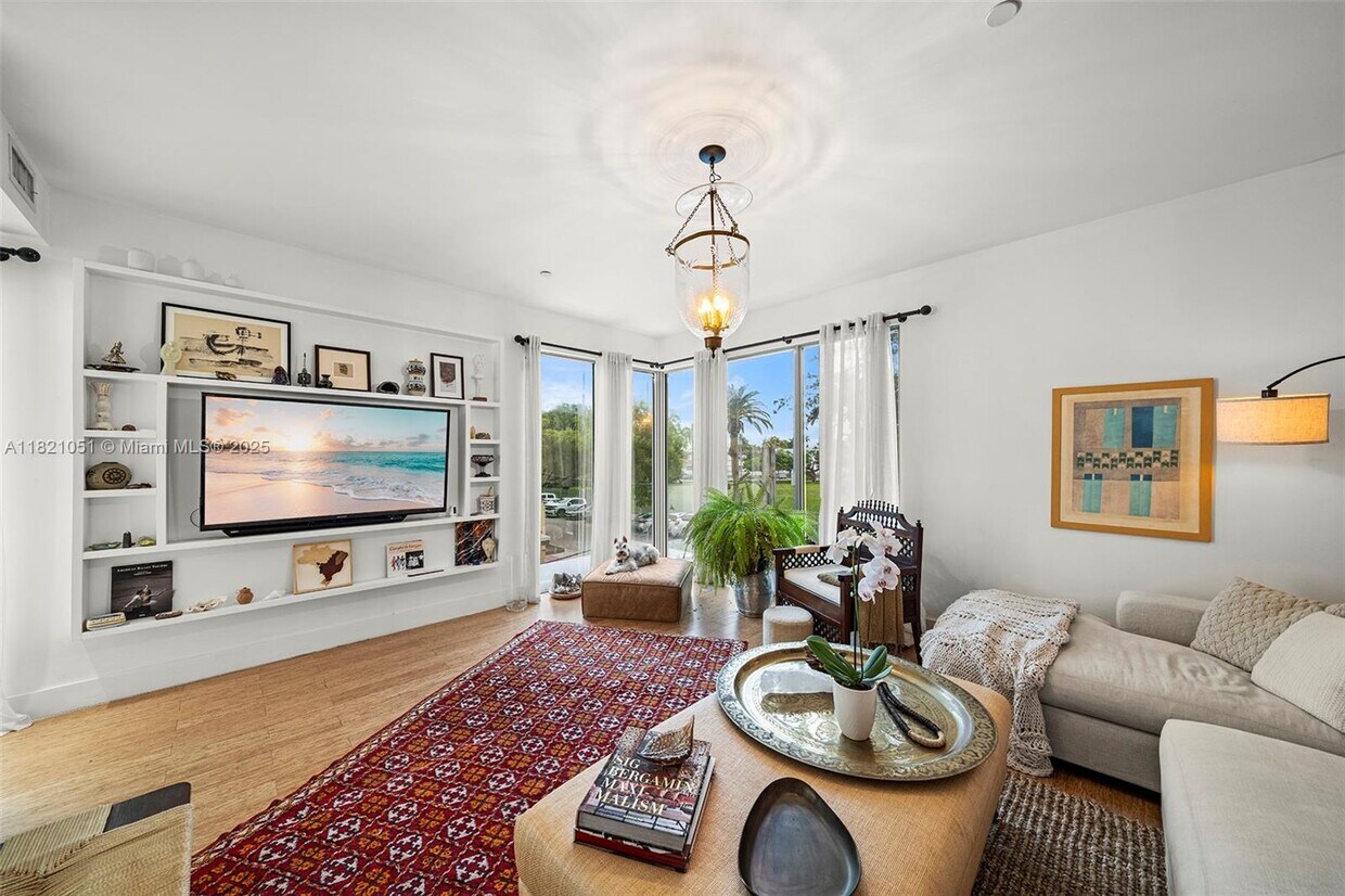 Foto principal - 163 N Shore Dr