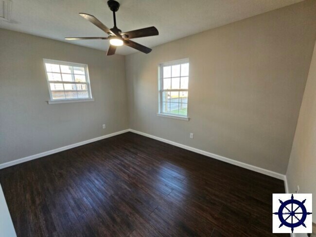 Building Photo - 923 Green Tree Rd