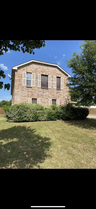 Building Photo - Massive home In Red Oak!!!!