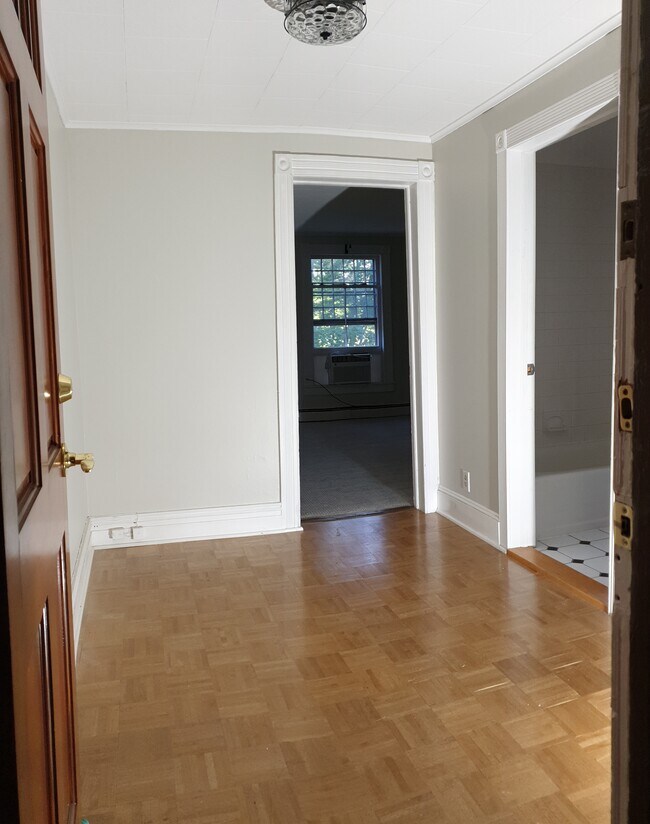 Welcoming entry with hardwood floors leads into a bright living space - 412 Morris Ave