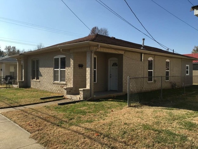 Right side of Duplex,sm yard - 131 Mill St