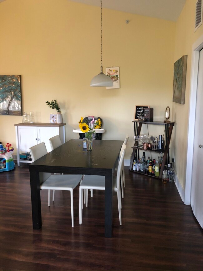Dining area - 2108 Celadon Dr NE