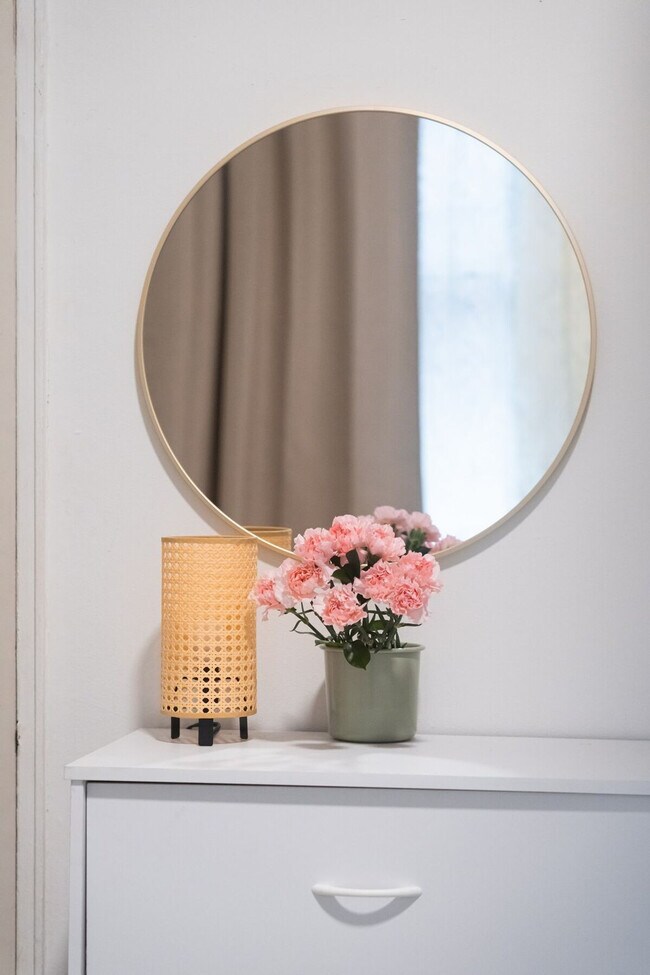 Building Photo - 242 E 33rd St