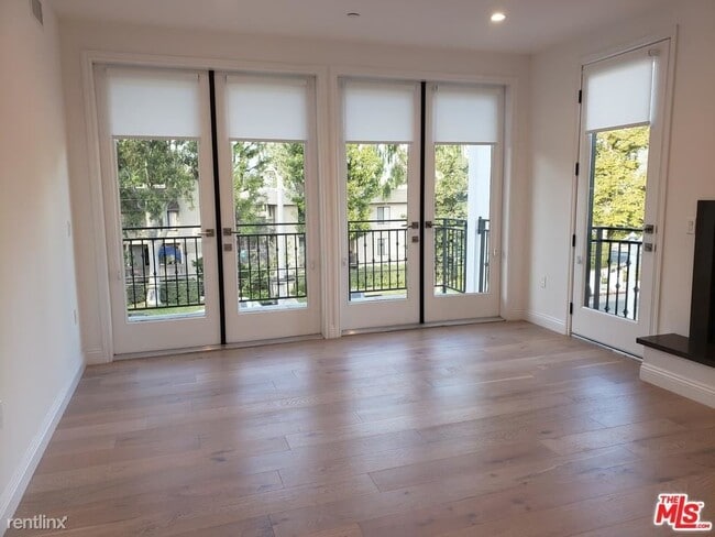 Building Photo - 2 br, 2.5 bath Condo - 15200 Magnolia # 302