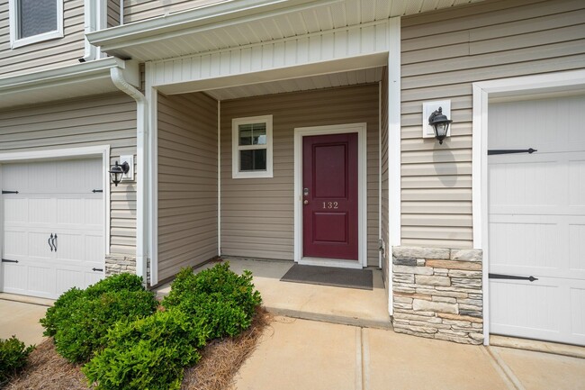Building Photo - Lovely 3 BR, 2.5 BA Townhome, Centrally lo...