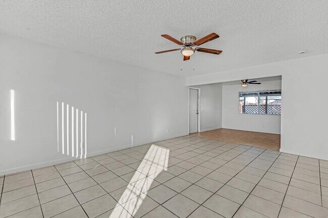 Foto del edificio - Beautifully Updated 3 Bedroom Home with Pool, Spacious Backyard & 2-Car Garage!
