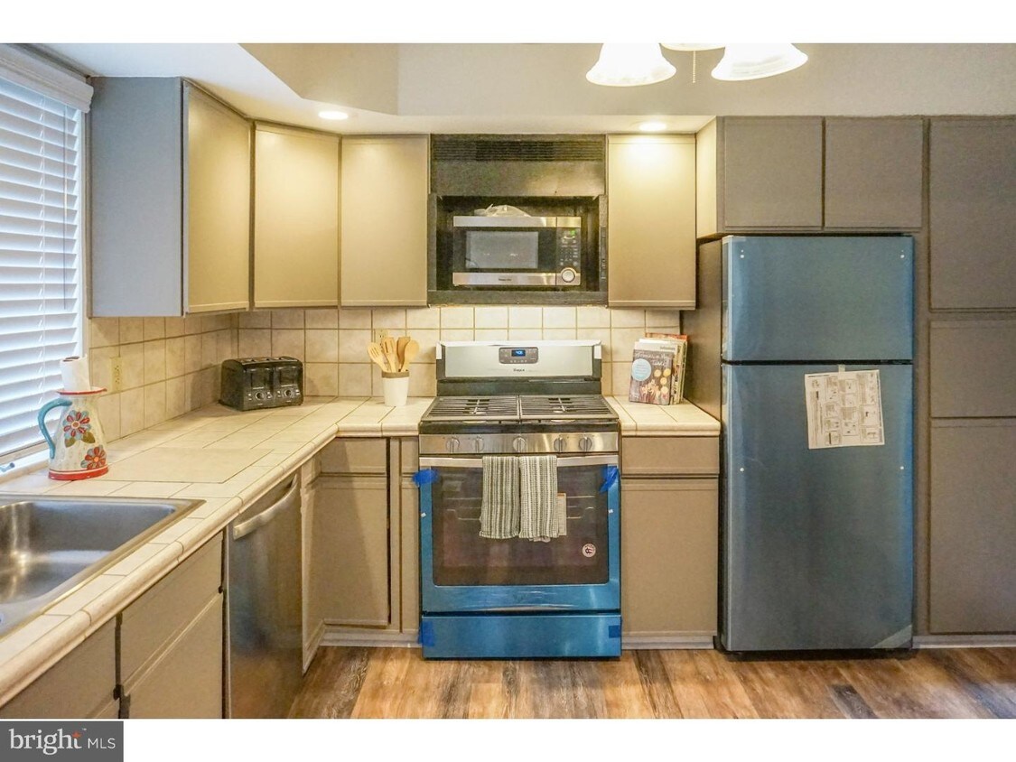 Primary Photo - 124 Columbia Ave