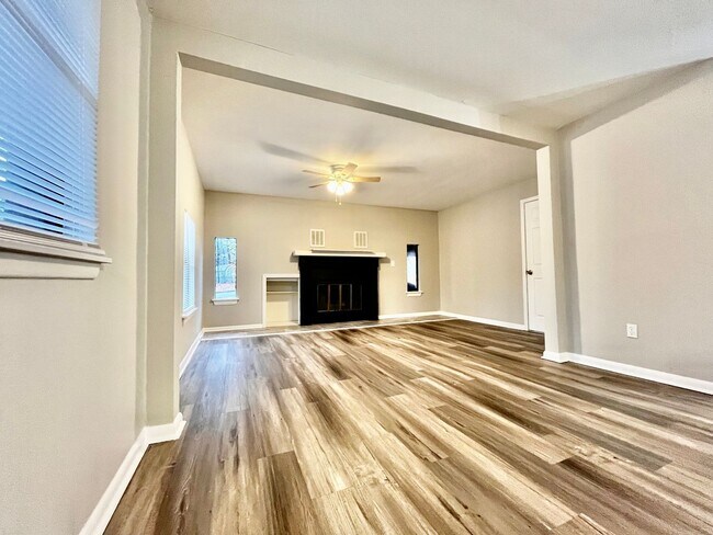 Foto del edificio - Beautiful 3 Bedroom 2 Bath Home