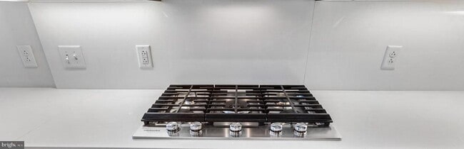 Building Photo - 1350 Maryland Ave NE