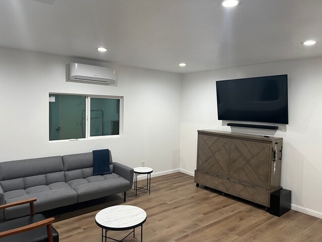 Living area - 1849 W 49th St