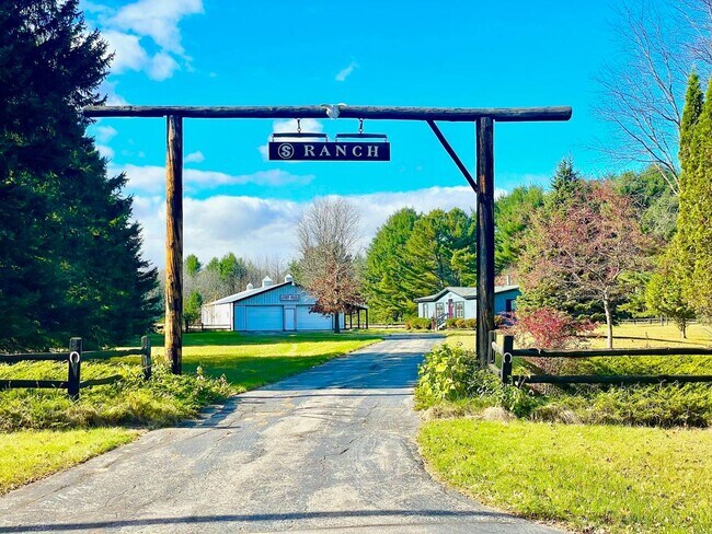 Foto del edificio - N3185 Seward Heights Rd