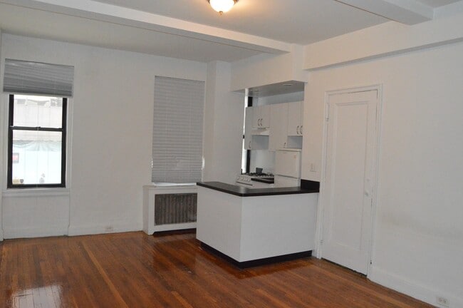 Building Photo - 140 E 46th St