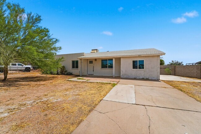 Foto del edificio - Discover this beautifully renovated 3-bedroom, 2-bath home in Mesa, AZ!