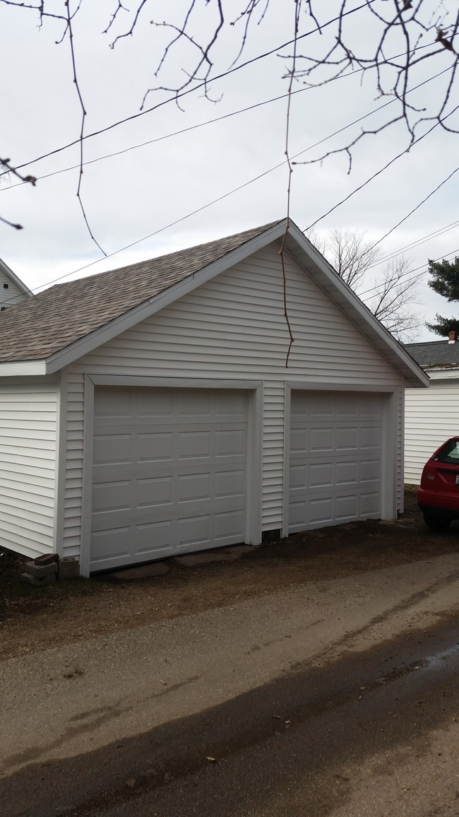 Garage - 527 Cochrane St
