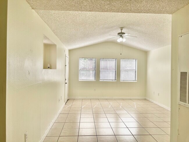 Vaulted ceilings - 15591 SW 105th Ter