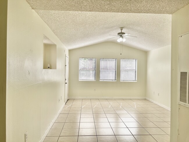 Vaulted ceilings - 15591 SW 105th Ter