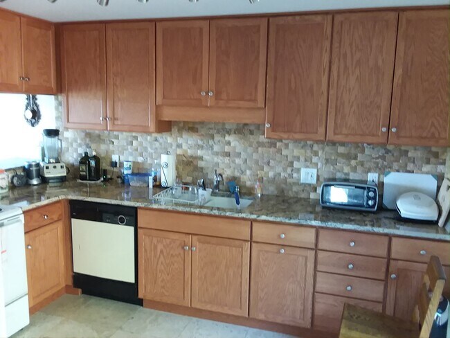 Kitchen - 1640 Bradley Ct
