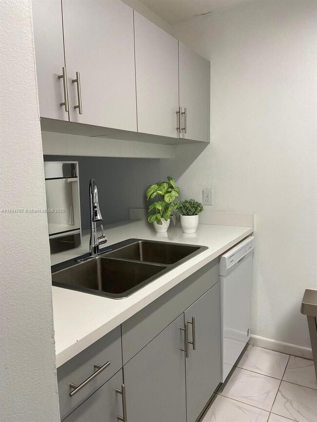 Foto del edificio - 3201 NW 103rd Terrace