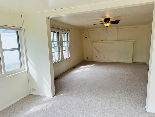 Building Photo - One Bedroom, One Bath, Freshly Painted wit...