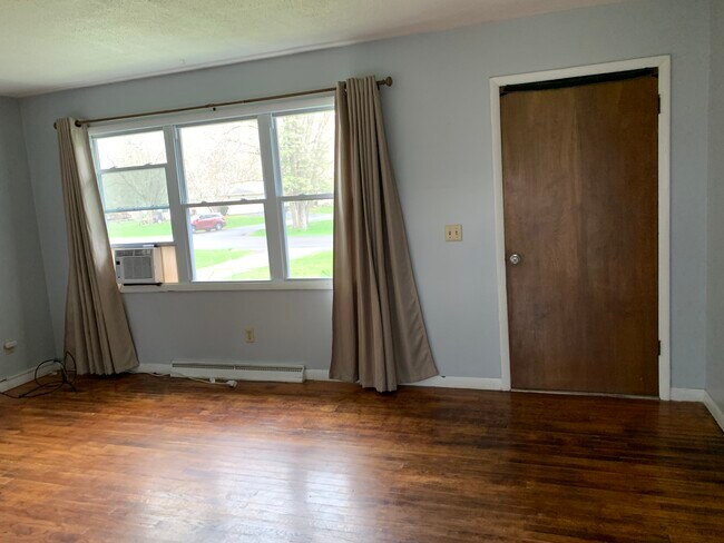 Hardwood floors and air conditioning - 16 Hickory Dr
