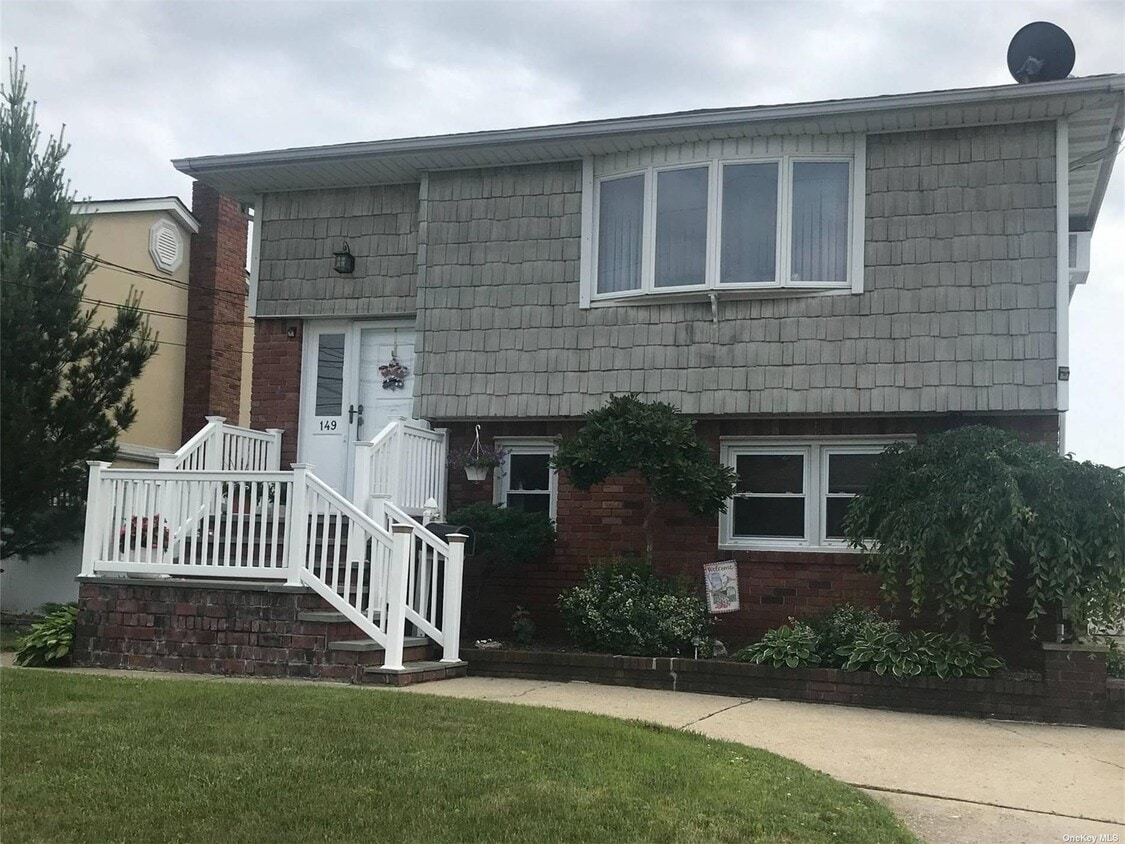 149 42nd St, Lindenhurst, NY 11757 House Rental in Lindenhurst, NY
