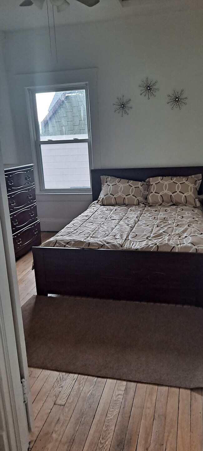 bedroom - 1446 E 115th St