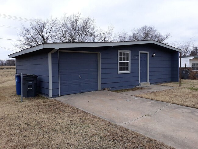 Building Photo - 3 Bedroom 1 Bath 1 Car Garage / Remodeled! Section 8 Welcomed!