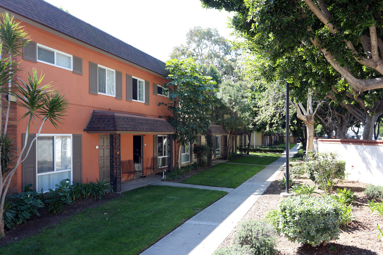 Foto principal - Tustin Parc Townhomes & Apartments