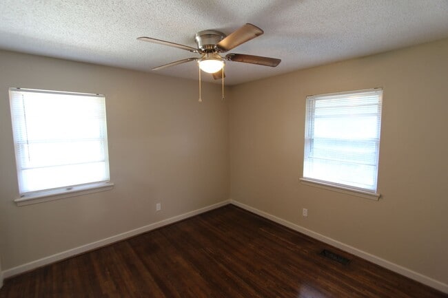 Building Photo - New On The Market with Fresh Updates!!