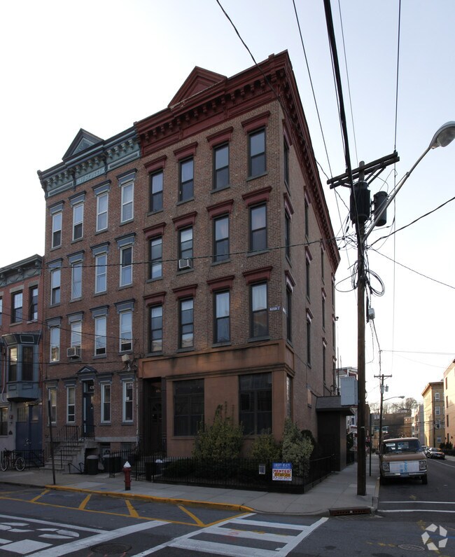Foto del edificio - 422 Madison St