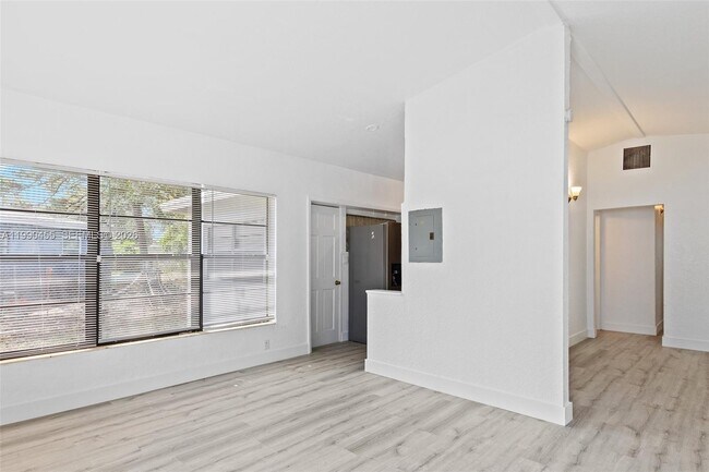 Foto del edificio - 1557 NW 15th Ave