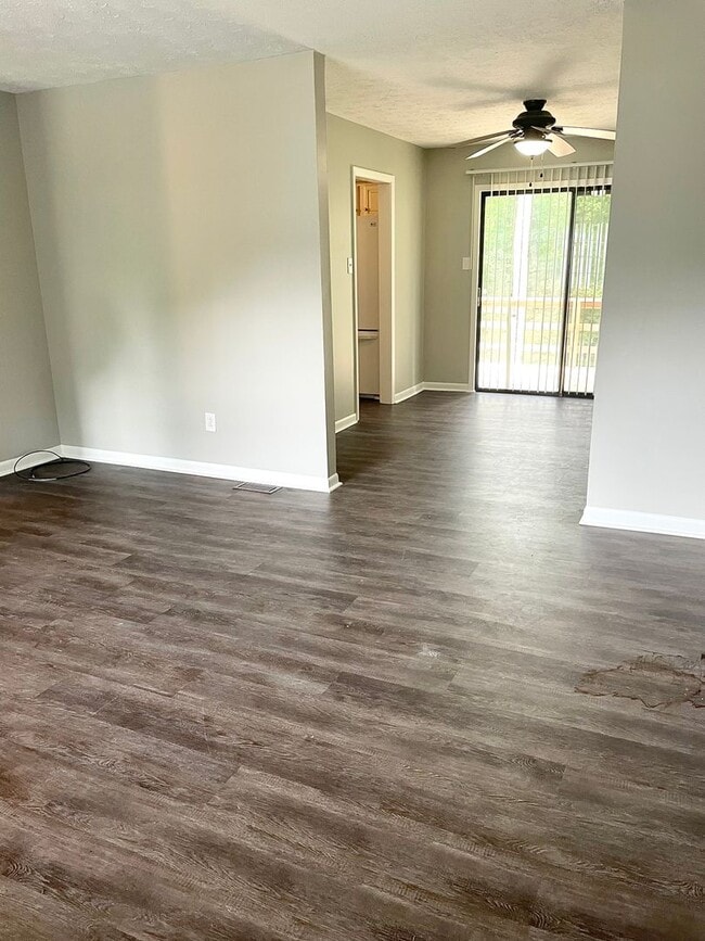Building Photo - Gorgeous 3 bedroom 2.5 bath home in Farrag...
