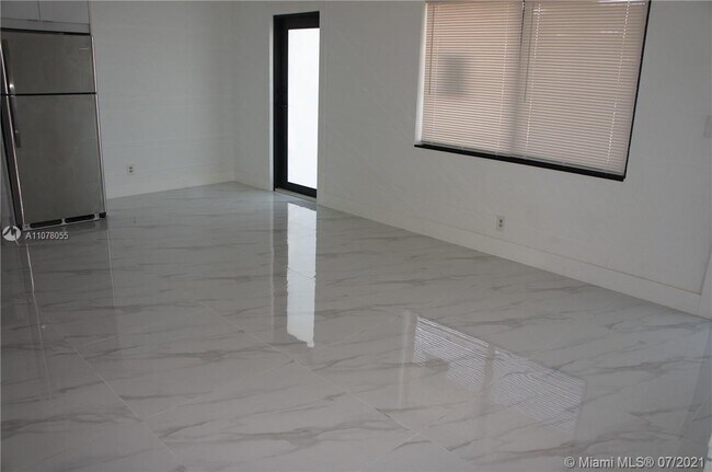 Foto del edificio - 2140 NE 56th St