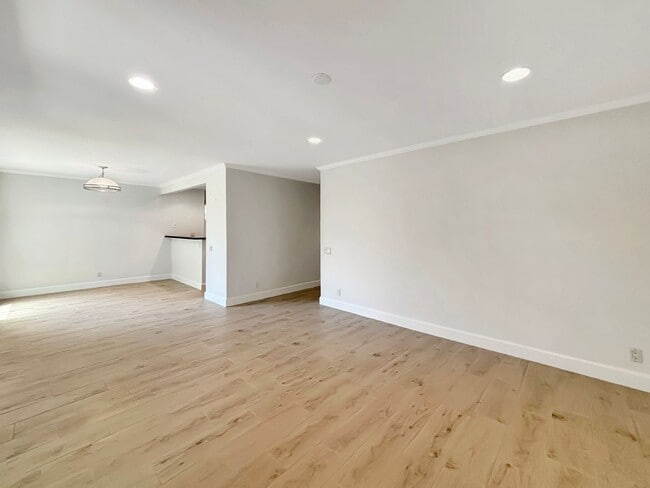 Building Photo - SD: Bright 2BD/2BA Ground-Floor Condo in La Jolla with Covered Patio, Pool & Reserved Parking