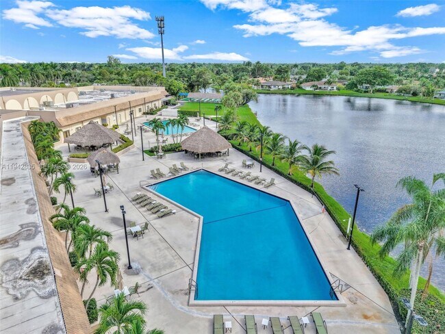 Foto del edificio - 453 Lakeview Dr