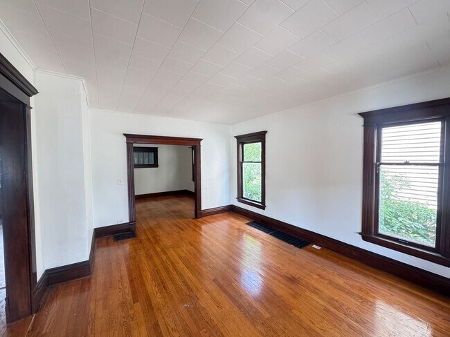 Foto del edificio - Spacious Four Bedroom Home Full of Character