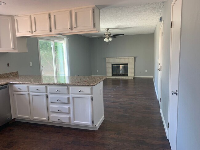 Building Photo - Desirable Brentwood Neighborhood!