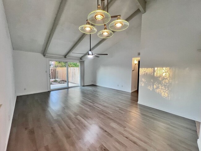 Building Photo - $1995 Gettysburg & Blackstone, 2 Bedroom C...