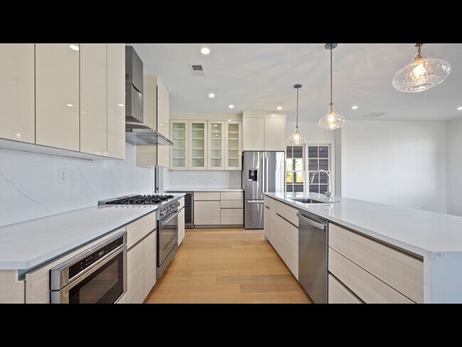 Foto del edificio - NEW CONSTRUCTION 4 bedroom home in Downtow...