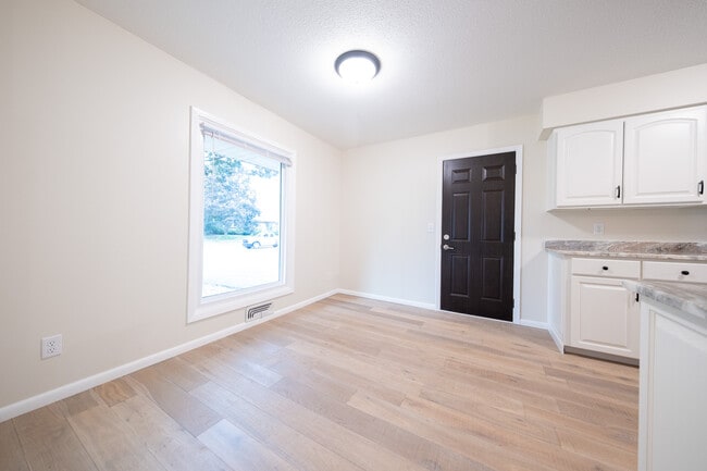 Foto del edificio - 14200 Elgin Ct