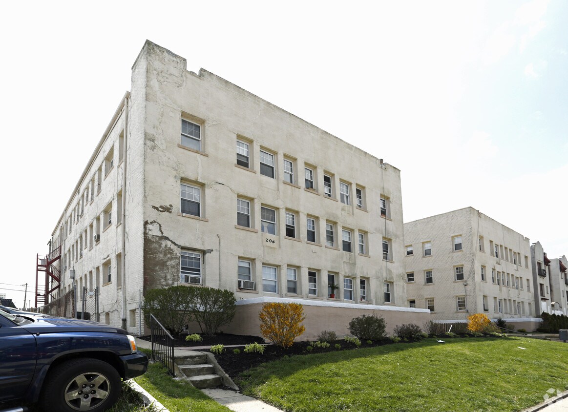 Building Photo - 206-210 2nd Ave