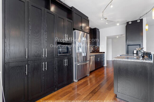 Foto del edificio - Luxurious Two Bedroom High-Rise Living at the Portland Plaza!