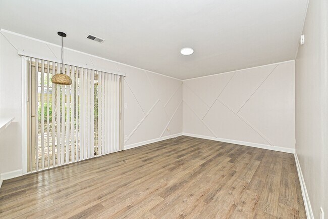 Building Photo - 8439 Country Oaks Rd