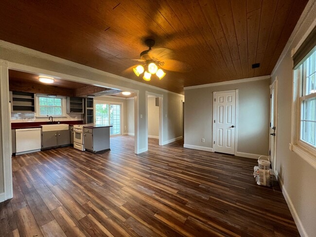 Building Photo - Cute 3 Bed 2 Bath!