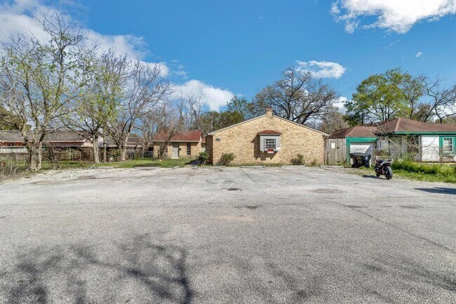 Foto del edificio - 6815 Beachwood St