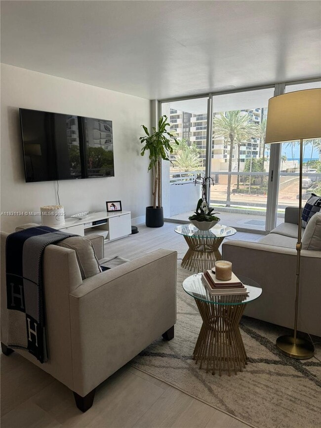 Foto del edificio - 5700 Collins Ave