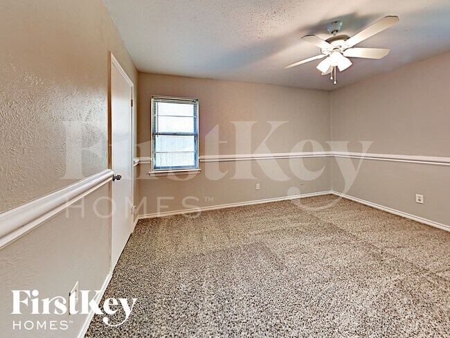 Foto del edificio - 213 E 5th St