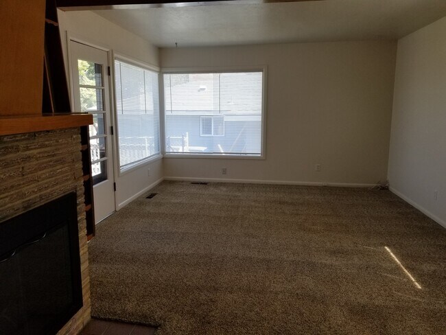 Building Photo - CHRISTMAS SPECIAL - FREE DECEMBER RENT