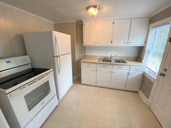 Kitchen - 567 Parkview Dr